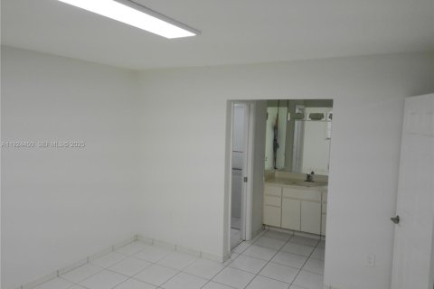 Villa ou maison à vendre à Miami, Floride: 5 chambres, 234.95 m2 № 2060018 - photo 10