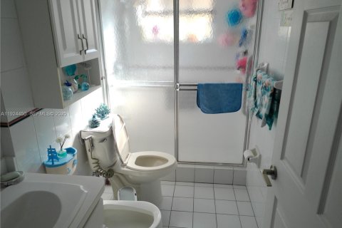 Villa ou maison à vendre à Miami, Floride: 5 chambres, 234.95 m2 № 2060018 - photo 12