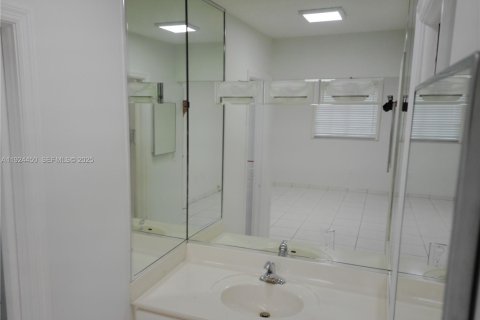 Villa ou maison à vendre à Miami, Floride: 5 chambres, 234.95 m2 № 2060018 - photo 4