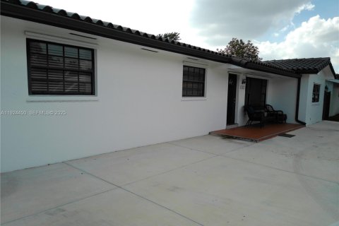 Villa ou maison à vendre à Miami, Floride: 5 chambres, 234.95 m2 № 2060018 - photo 16