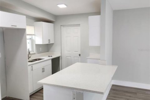 House in Orlando, Florida 4 bedrooms, 106.28 sq.m. № 1362097 - photo 6