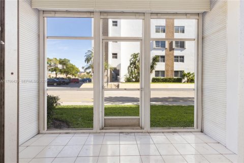 Condo in Oakland Park, Florida, 1 bedroom  № 2169183 - photo 23