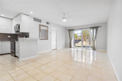 Condo in Oakland Park, Florida, 1 bedroom  № 2169183 - photo 12
