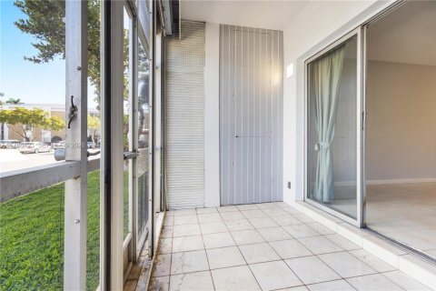 Condo in Oakland Park, Florida, 1 bedroom  № 2169183 - photo 24