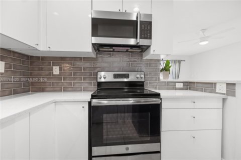 Condo in Oakland Park, Florida, 1 bedroom  № 2169183 - photo 15