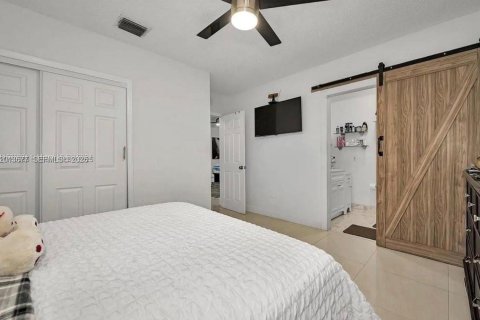 Condo in Hialeah, Florida, 2 bedrooms № 2076547 - photo 12