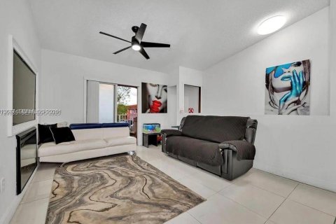 Condo in Hialeah, Florida, 2 bedrooms № 2076547 - photo 6