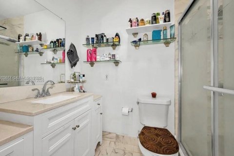 Condo in Hialeah, Florida, 2 bedrooms № 2076547 - photo 13