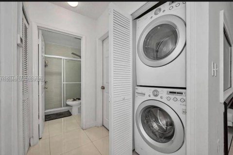 Condo in Hialeah, Florida, 2 bedrooms № 2076547 - photo 15
