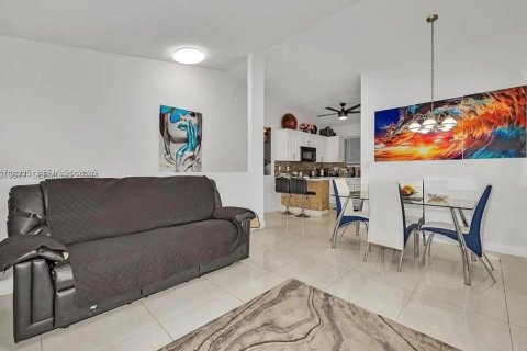 Condo in Hialeah, Florida, 2 bedrooms № 2076547 - photo 11