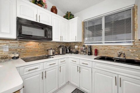 Condo in Hialeah, Florida, 2 bedrooms № 2076547 - photo 8