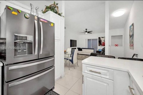 Condo in Hialeah, Florida, 2 bedrooms № 2076547 - photo 9