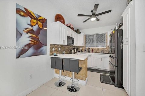 Condo in Hialeah, Florida, 2 bedrooms № 2076547 - photo 7