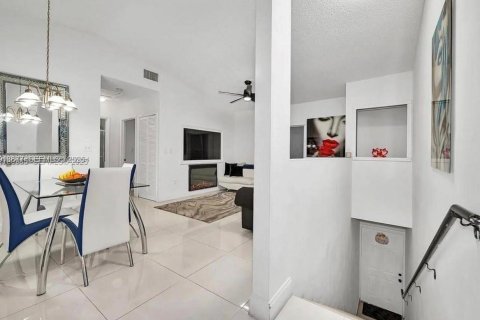 Condo in Hialeah, Florida, 2 bedrooms № 2076547 - photo 10