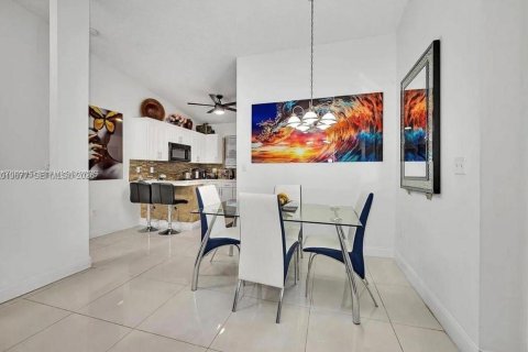 Condo in Hialeah, Florida, 2 bedrooms № 2076547 - photo 14
