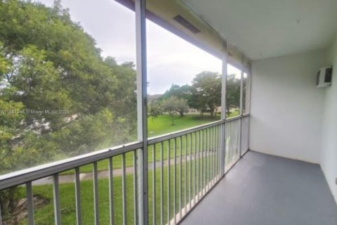 Studio in the Condo in Pembroke Pines, Florida  № 1940947 - photo 2