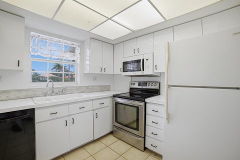 Condo in Atlantis, Florida, 2 bedrooms № 2254643 - photo 10