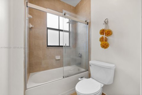 Купить виллу или дом в Дорал, Флорида 4 спальни, 246.19м2, № 2061541 - фото 17