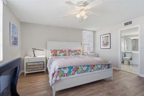Condo in South Pasadena, Florida, 2 bedrooms  № 2233143 - photo 25
