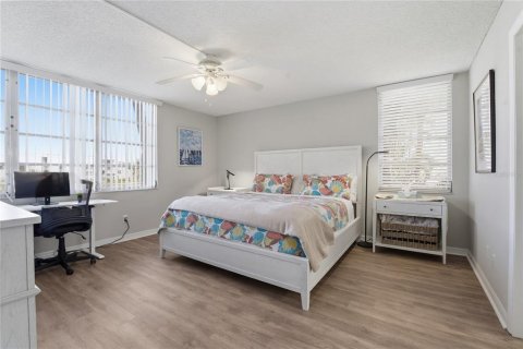 Condo in South Pasadena, Florida, 2 bedrooms  № 2233143 - photo 22