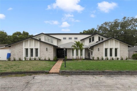 House in Casselberry, Florida 4 bedrooms, 455.96 sq.m. № 2284302