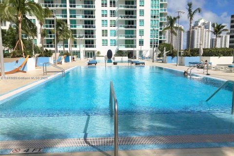 Condominio en alquiler en Miami, Florida, 2 dormitorios, 119.75 m2 № 1925669 - foto 1