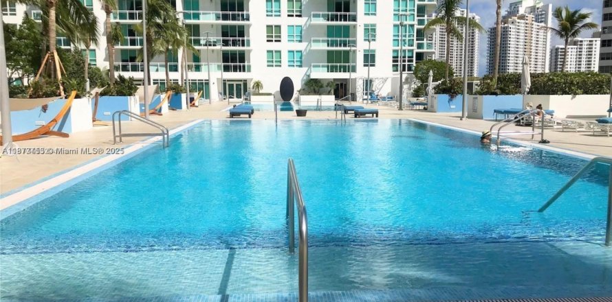 Condominio en Miami, Florida, 2 dormitorios  № 1925669