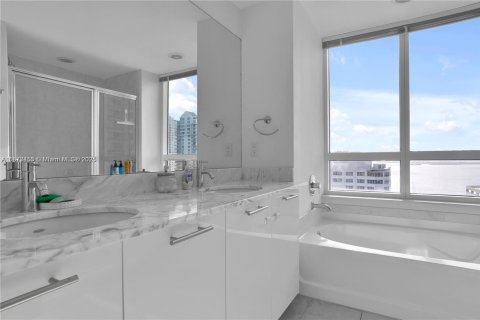 Condominio en alquiler en Miami, Florida, 2 dormitorios, 119.75 m2 № 1925669 - foto 17