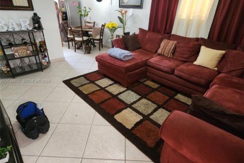 Apartment in Hialeah, Florida 2 bedrooms, 425.49 sq.m. № 2271445 - photo 23