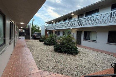 Apartment in Hialeah, Florida 2 bedrooms, 425.49 sq.m. № 2271445 - photo 4