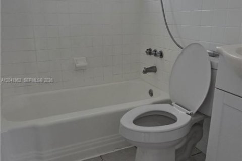 Apartment in Hialeah, Florida 2 bedrooms, 425.49 sq.m. № 2271445 - photo 9