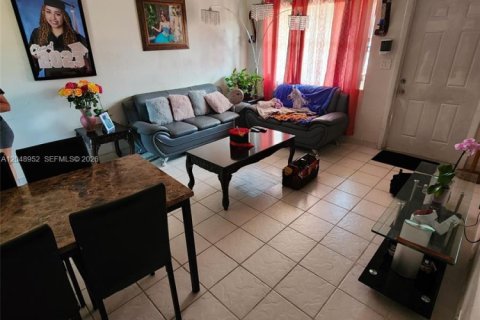 Apartment in Hialeah, Florida 2 bedrooms, 425.49 sq.m. № 2271445 - photo 25