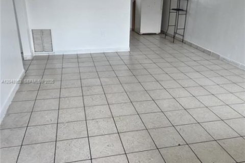 Apartment in Hialeah, Florida 2 bedrooms, 425.49 sq.m. № 2271445 - photo 13