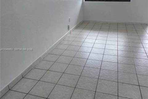 Apartment in Hialeah, Florida 2 bedrooms, 425.49 sq.m. № 2271445 - photo 8