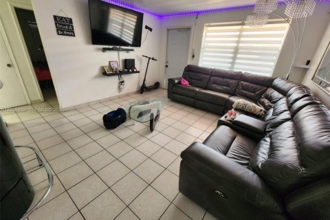 Apartment in Hialeah, Florida 2 bedrooms, 425.49 sq.m. № 2271445 - photo 22