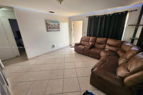 Apartment in Hialeah, Florida 2 bedrooms, 425.49 sq.m. № 2271445 - photo 26
