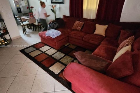 Apartment in Hialeah, Florida 2 bedrooms, 425.49 sq.m. № 2271445 - photo 21