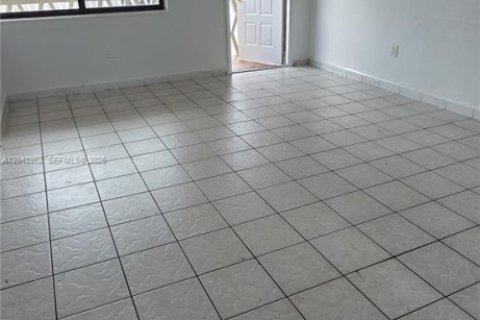 Apartment in Hialeah, Florida 2 bedrooms, 425.49 sq.m. № 2271445 - photo 7