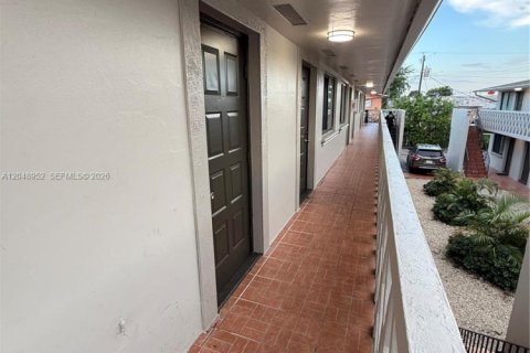 Apartment in Hialeah, Florida 2 bedrooms, 425.49 sq.m. № 2271445 - photo 2