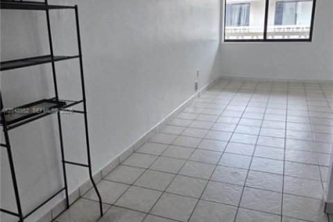 Apartment in Hialeah, Florida 2 bedrooms, 425.49 sq.m. № 2271445 - photo 10