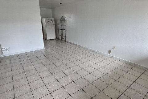 Apartment in Hialeah, Florida 2 bedrooms, 425.49 sq.m. № 2271445 - photo 11