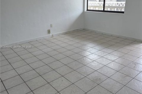 Apartment in Hialeah, Florida 2 bedrooms, 425.49 sq.m. № 2271445 - photo 5