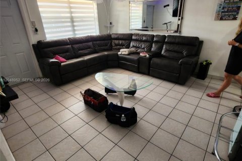 Apartment in Hialeah, Florida 2 bedrooms, 425.49 sq.m. № 2271445 - photo 14