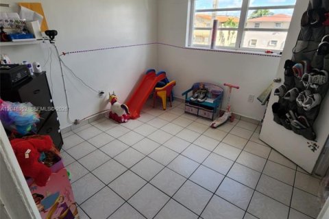 Apartment in Hialeah, Florida 2 bedrooms, 425.49 sq.m. № 2271445 - photo 17