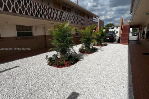 Apartment in Hialeah, Florida 2 bedrooms, 425.49 sq.m. № 2271445