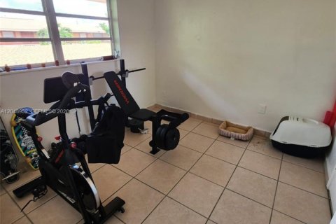Apartment in Hialeah, Florida 2 bedrooms, 425.49 sq.m. № 2271445 - photo 16