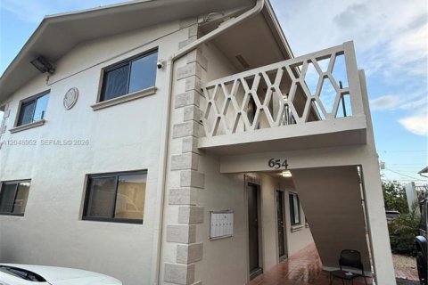Apartment in Hialeah, Florida 2 bedrooms, 425.49 sq.m. № 2271445 - photo 3