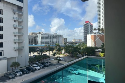 Copropriété à vendre à Hollywood, Floride: 2 chambres, 107.12 m2 № 1861093 - photo 2