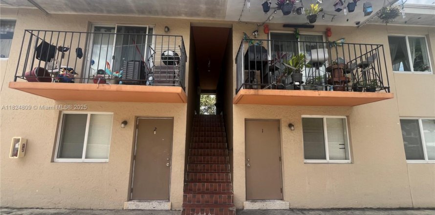 Propiedad comercial en Miami, Florida 292.46 m2 № 1960133