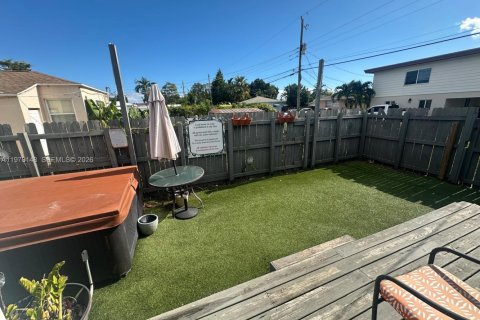 House in Hollywood, Florida 3 bedrooms, 182.27 sq.m. № 2042053 - photo 14